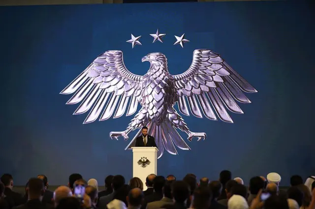 الرئيس السوري أحمد الشرع يكشف عن الشعار الوطني الجديد للبلاد خلال حفلٍ في القصر الرئاسي بدمشق، سوريا، في 3 يوليو/تموز 2025