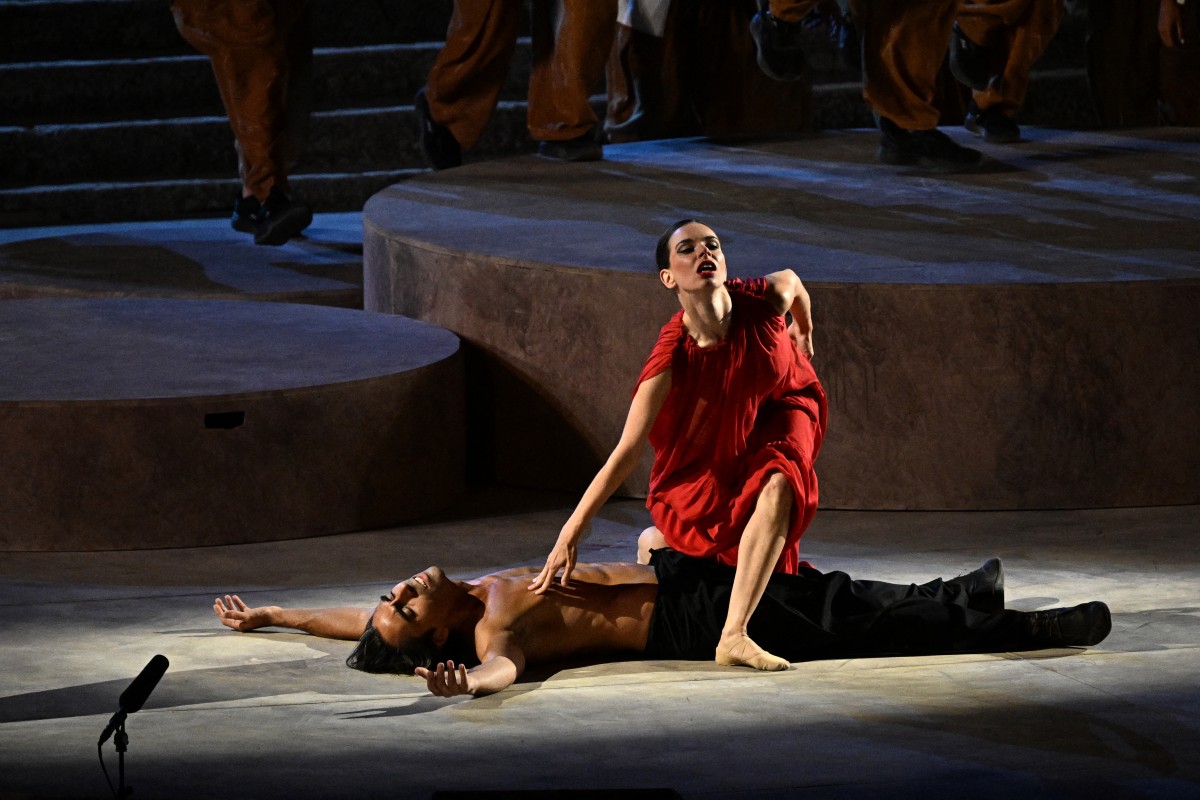 الأجساد تروي الحكاية. (أ ف ب)