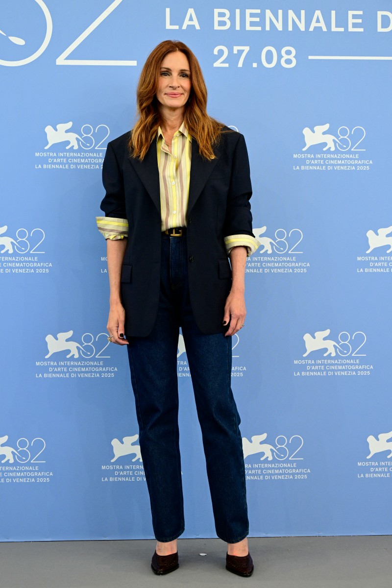 جوليا روبرتس بإطلالة كاجوال من توقيع فرزاتشي في مهرجان البندقية 2025 (أ.ف.ب)