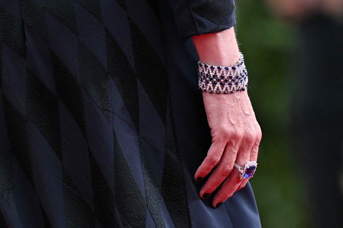 مجوهرات شوبار الماسية تزين اطلالة جوليا روبرتس في مهرجان البندقية 2025 (أ.ف.ب)