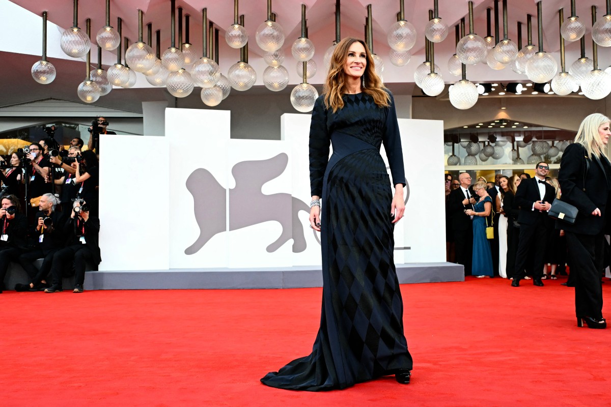 جوليا روبرتس بإطلالة محتشمة في مهرجان البندقية 2025 (أ.ف.ب)