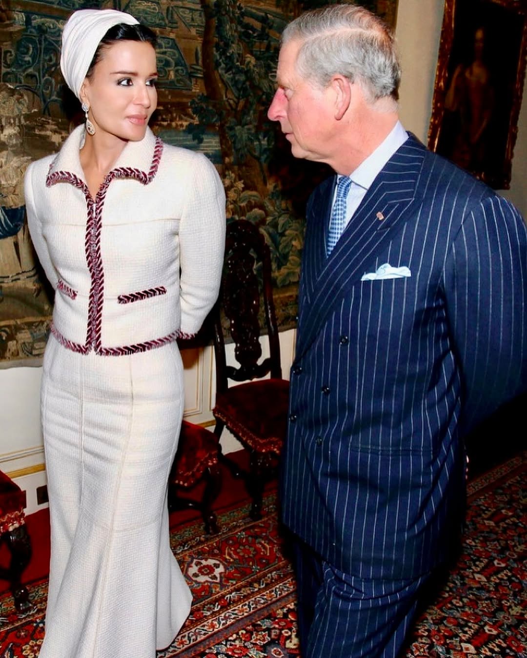 الشيخة موزة بأزياء أنيقة من شانيل (انستغرام)