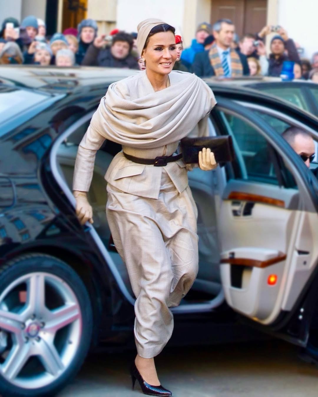 الشيخة موزة تتألّق بتصميم ديور (انستغرام)