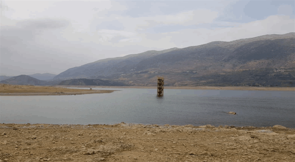 ظهور مبنى وسط بحيرة القرعون.. إنه الجفاف! (شاهد الصور)