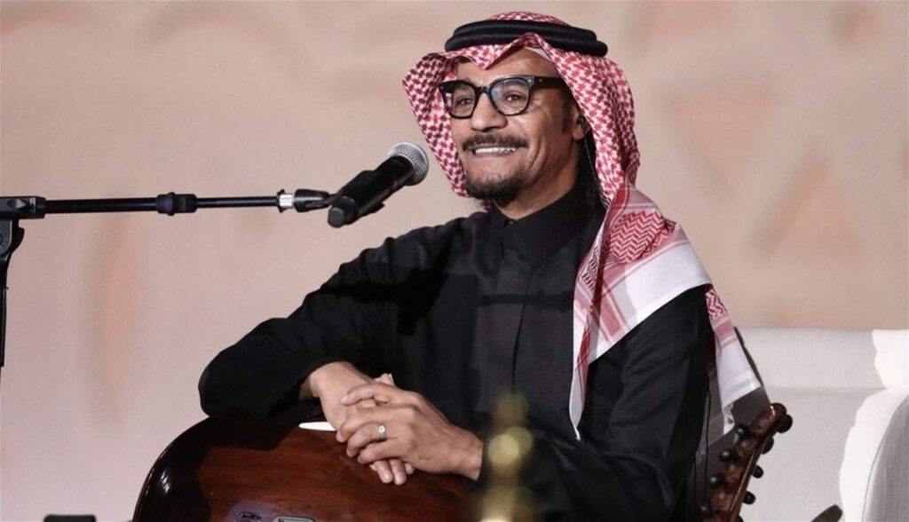 الفنان السعودي رابح صقر يتعرض لوعكة صحية على المسرح ويوقف الحفل