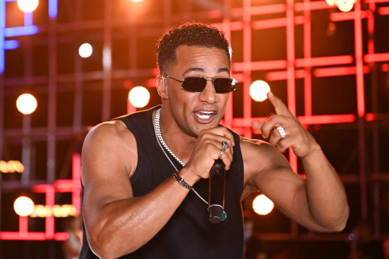 محمد رمضان يلتقي صدفة بمواطن أمريكي يستمع لأغنياته في نيويورك