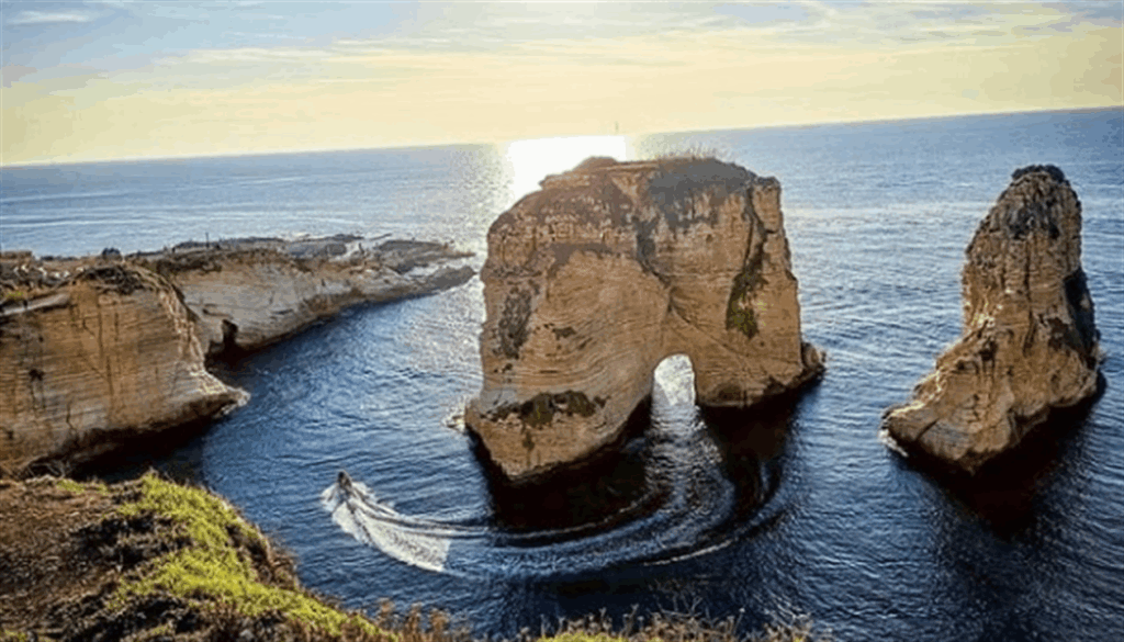 "سقط من صخرة الروشة".. انتشال جثة!