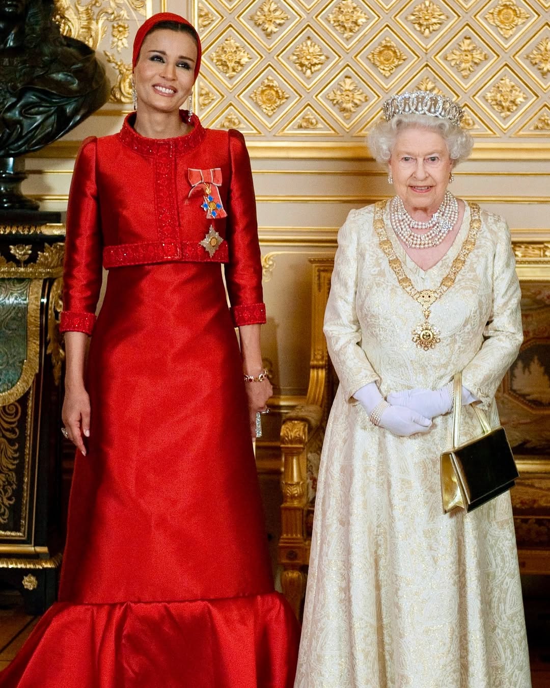 الشيخة موزة بفستان احمر من فالنتينو (انستغرام)