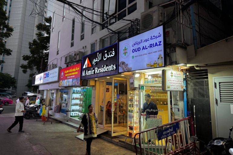 في شارع العرب بالعاصمة التايلندية بانكوك تجد لافتات المحلات باللغة العربية / تصوير أنس زكي ، الجزيرة نت