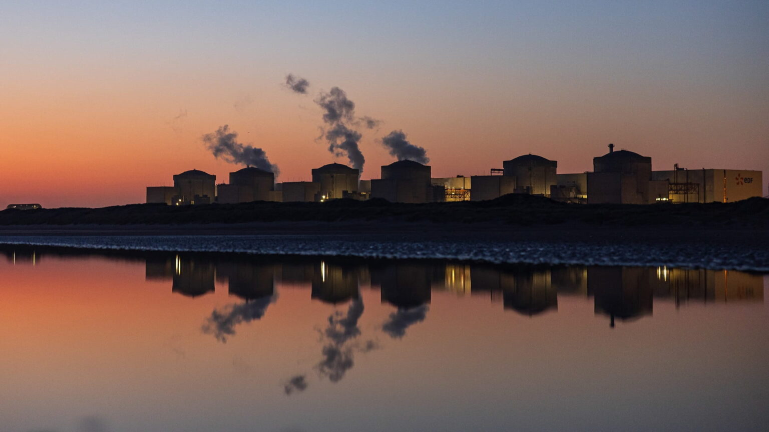 قناديل البحر تعطل 4 مفاعلات في محطة جرافلين النووية بفرنسا