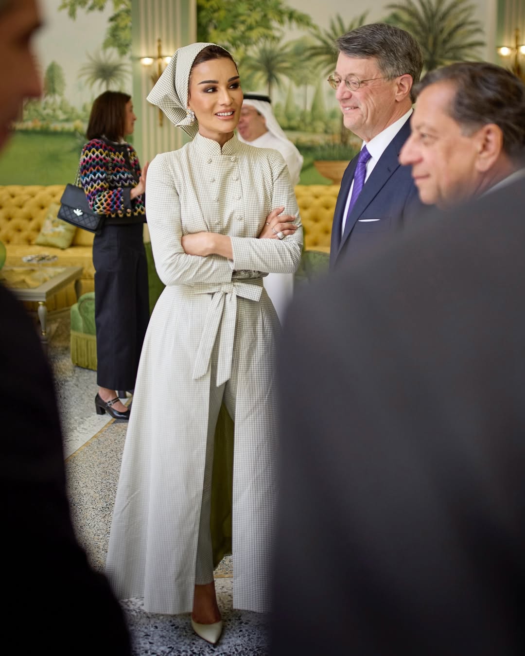 الشيخة موزة تعتمد التوربان بأسلوب جديد (انستغرام)