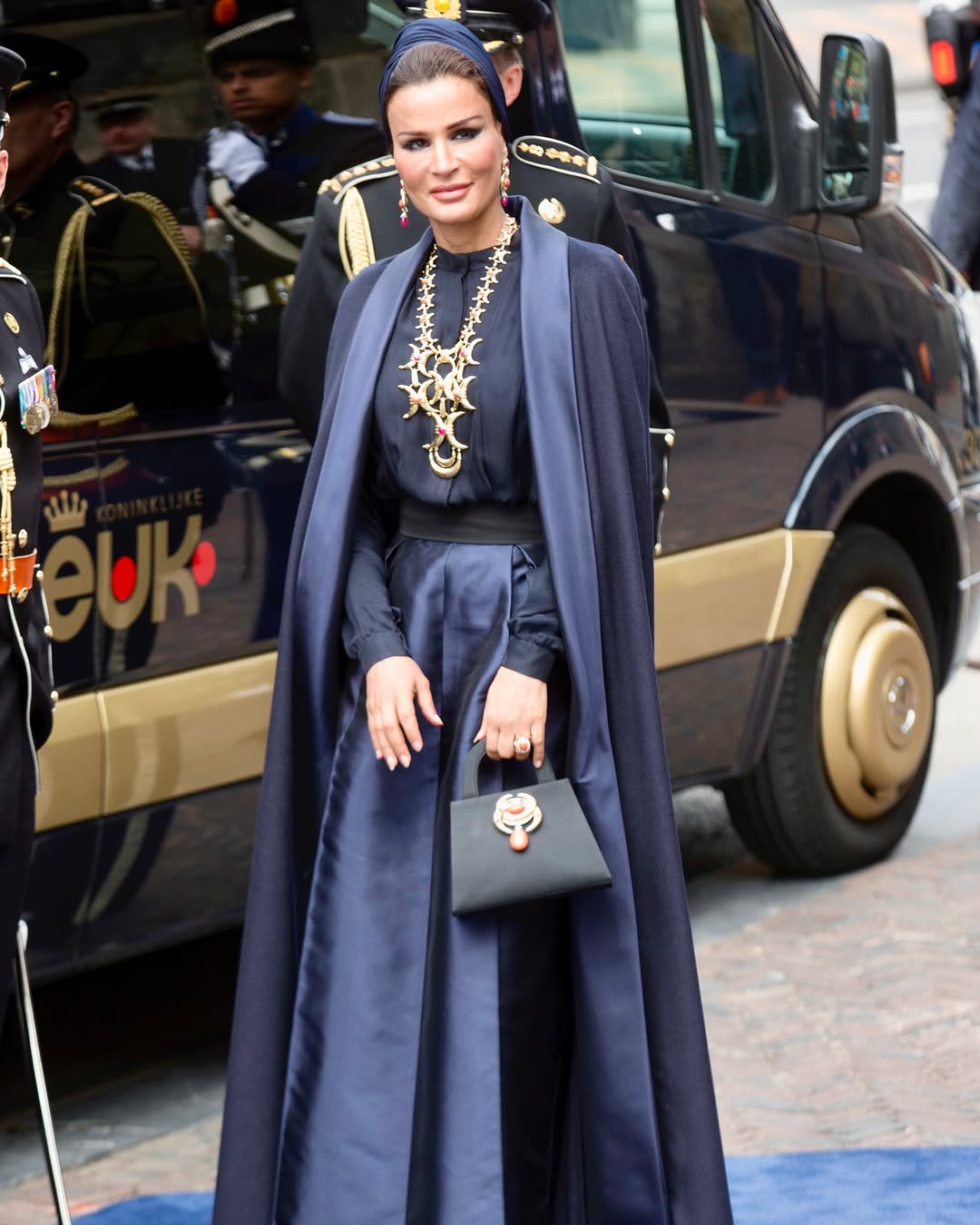 الشيخة موزة بتصميم فالنتينو (انستغرام)