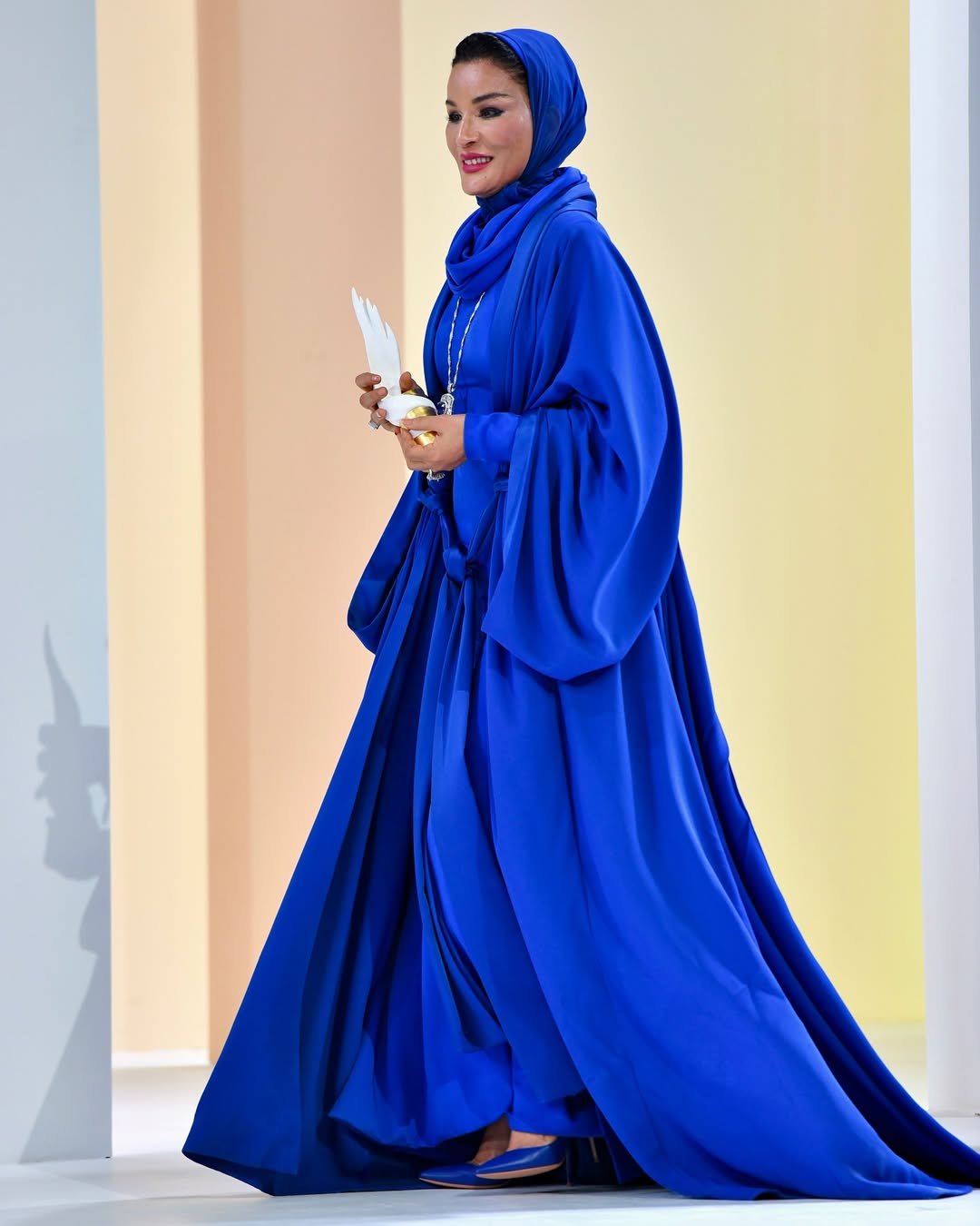 الشيخة موزة بلوك فخم من فالنتينو (انستغرام)