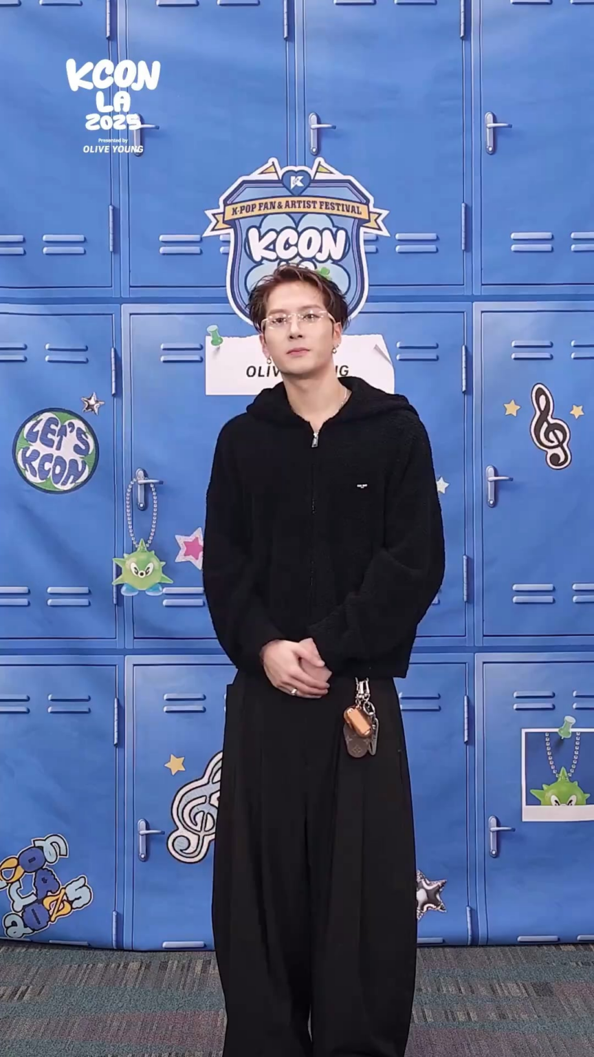 250804 KCON Twitter تحديث مع AESPA - [#KCONLA2025] 🎥 "هنا!" في KCON🙋CHECK-IN ALERT! 🚨 واحداً تلو الآخر ، يتم تسجيل مفضلاتك في KCON ✅ (مع Jackson Wang & Monsta X)