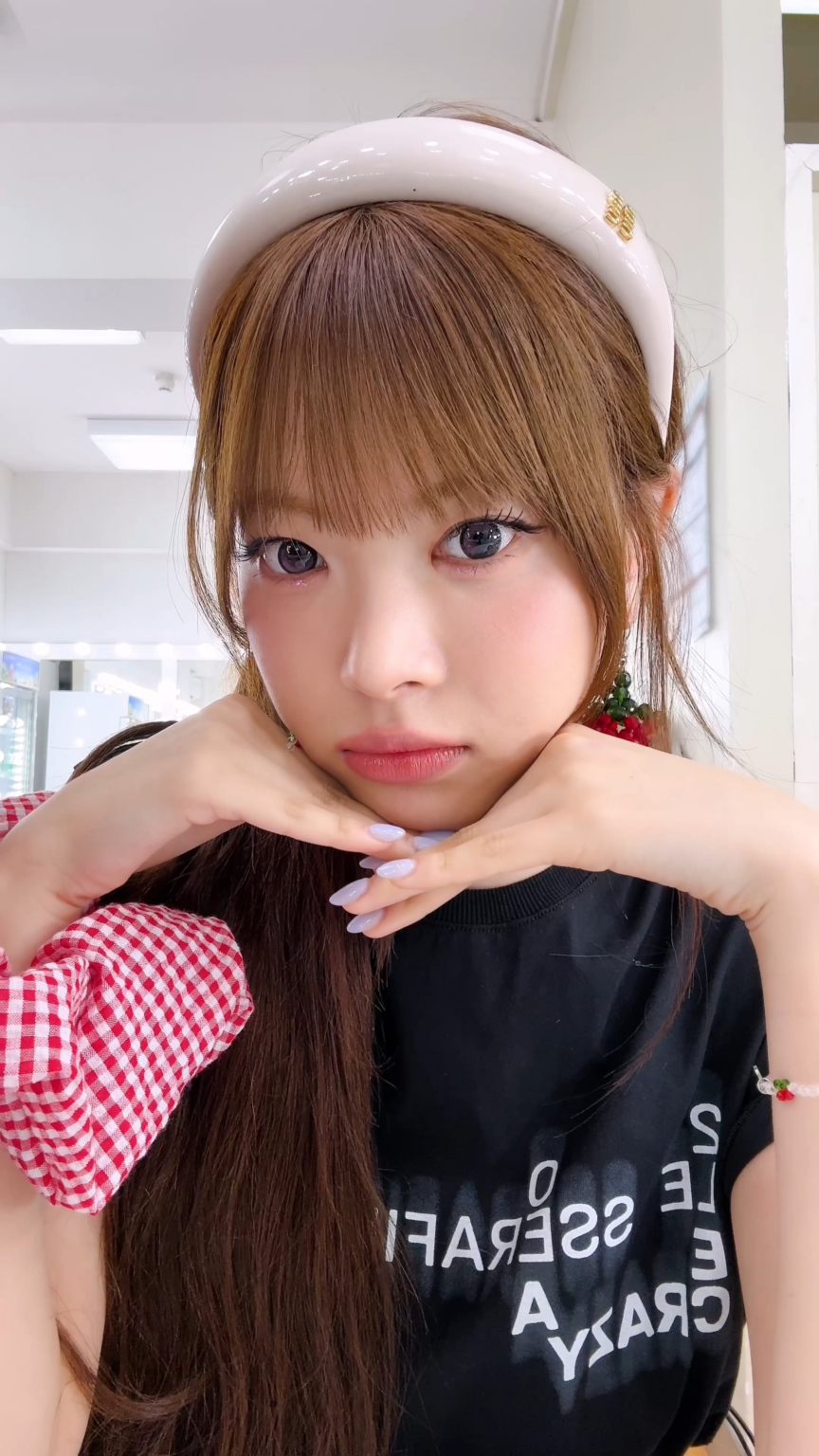 250822 تحديث Le Sserafim Douyin مع Hong Eunchae - من يعرف معنى اللحن؟ سلسلة مكسورة تنتظرك.