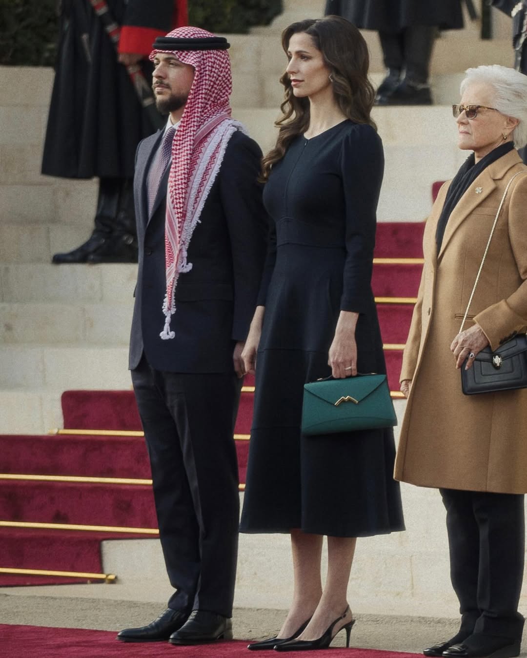 الاميرة رجوة الى جانب زوجها الامير الحسين في مناسبة رسمية (انستغرام)