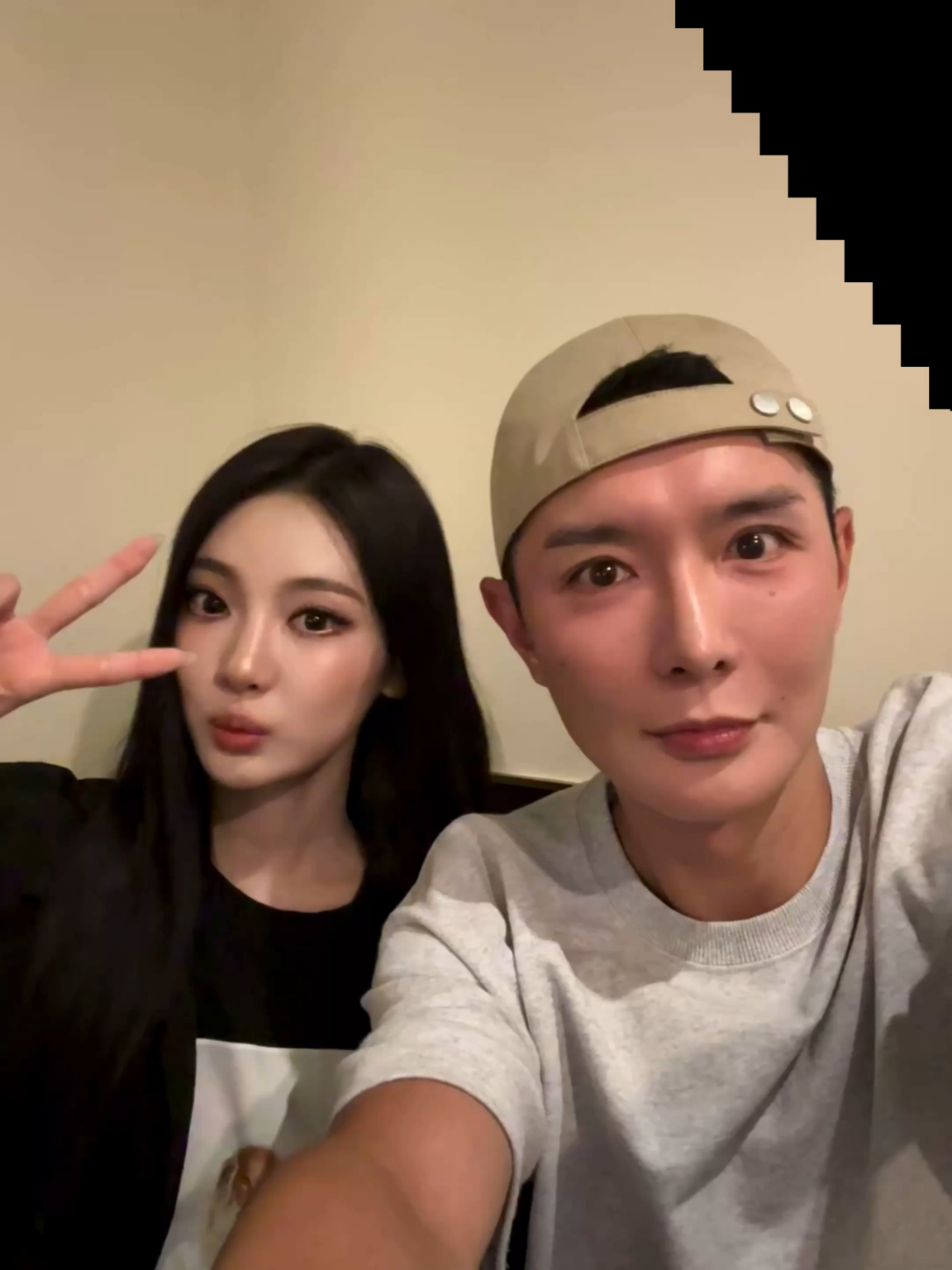 250830 ROCCOLIU 刘冲 Vogue China رئيس تحديث Weibo مع Ningning