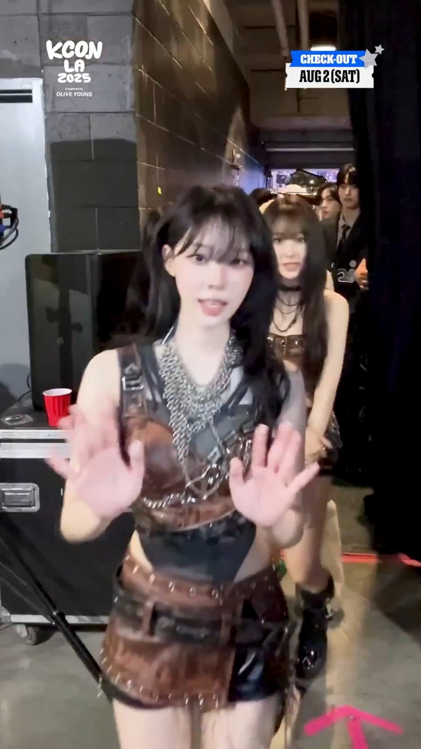 250804 KCON Twitter تحديث مع AESPA - [#KCONLA2025] M العد التنازلي 💙 اليوم 2 تحقق من كام 📽