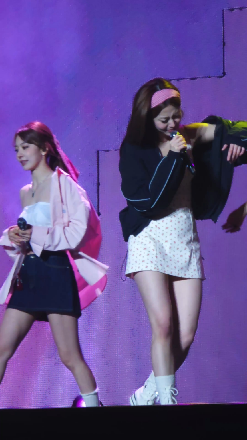 250811 le sserafim tiktok update (2) - تعال واتخذ رحلة معي @ 2025 le sserafim جولة "Easy Crazy Hot" في Bangkok Day 2