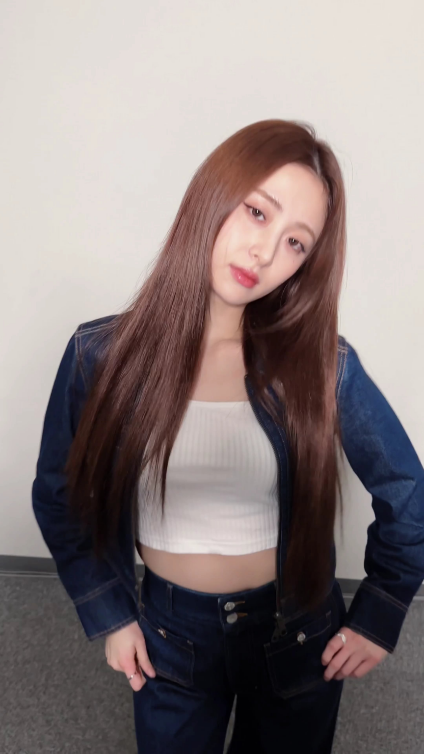 250823 le sserafim tiktok تحديث مع Huh Yunjin - 👖💅