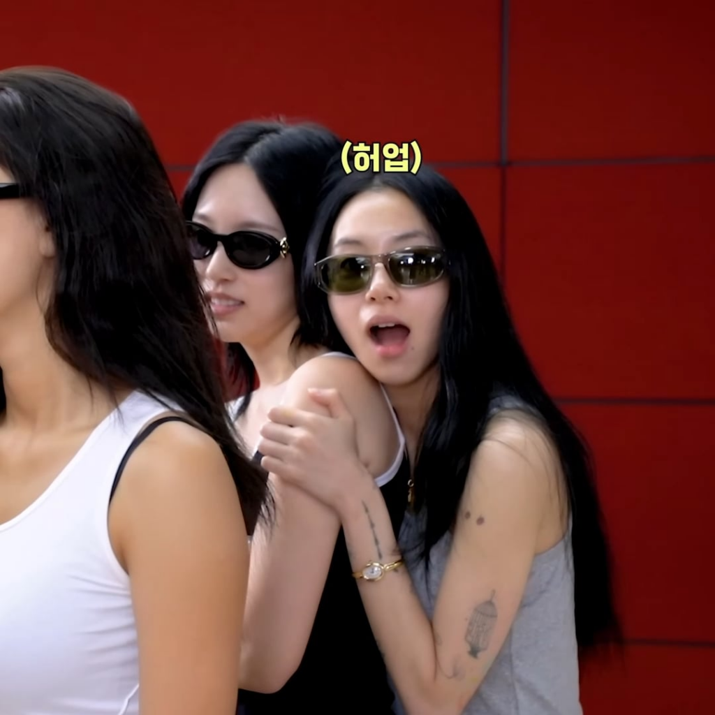 250806 - Chaeyoung يتشبث على مينا ويخجل