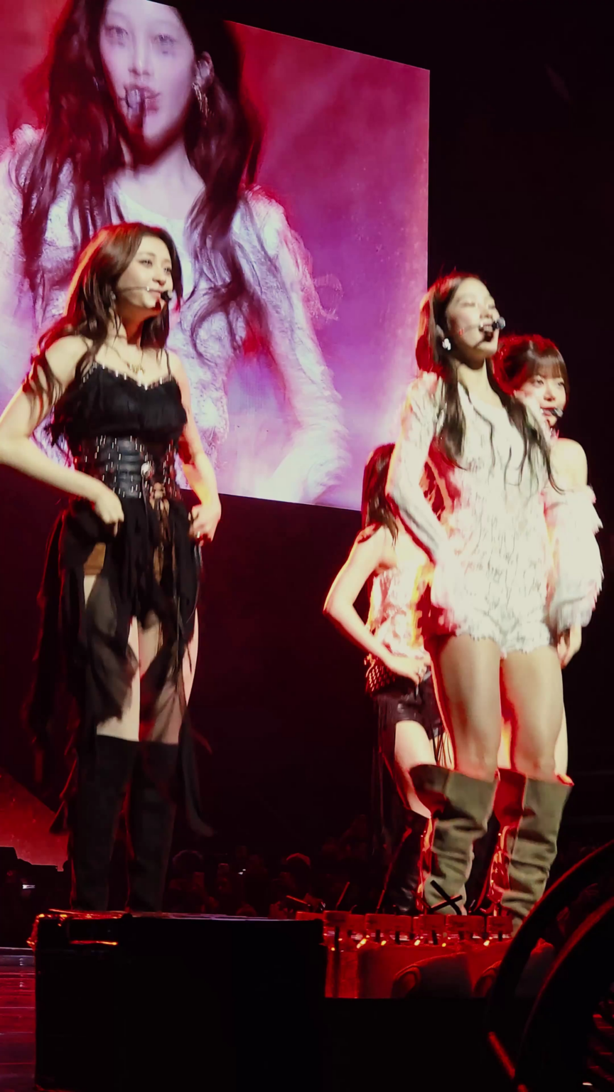 250817 Le Sserafim Tiktok Update - Singapore Hot Hot🔥 @ 2025 Le Sserafim Tour "Easy Crazy Hot" في سنغافورة