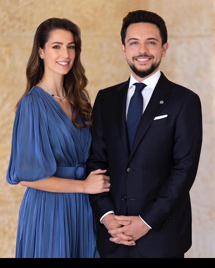الصورة الرسمية لخطوبة الاميرة رجوة والامير الحسين (انستغرام)