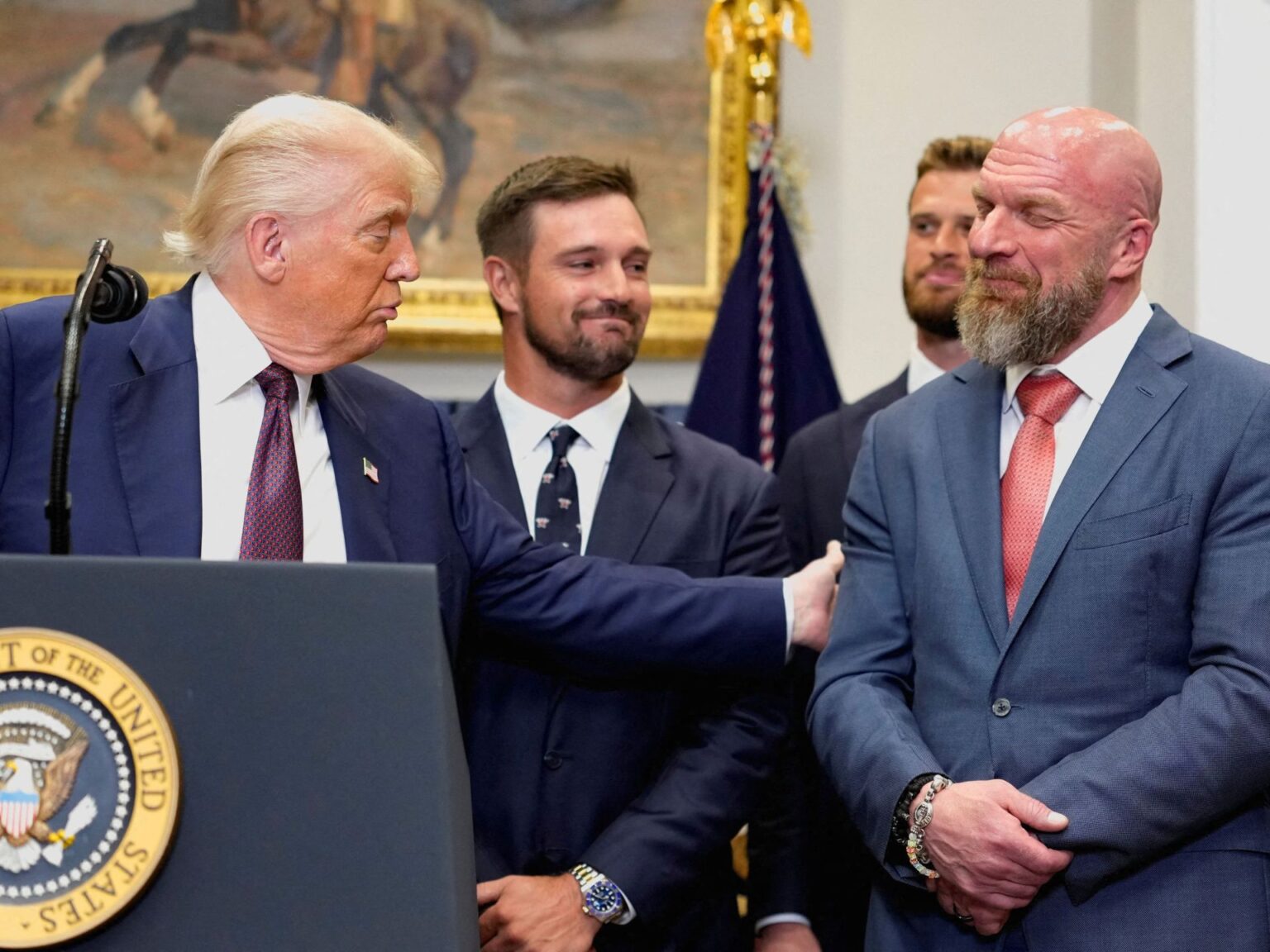 شاهد.. حركة المصارع “تريبل إتش” في البيت الأبيض تخلف ردود فعل غاضبة | رياضة شاهد.. حركة المصارع "تريبل إتش" في البيت الأبيض تخلف ردود فعل غاضبة | رياضة