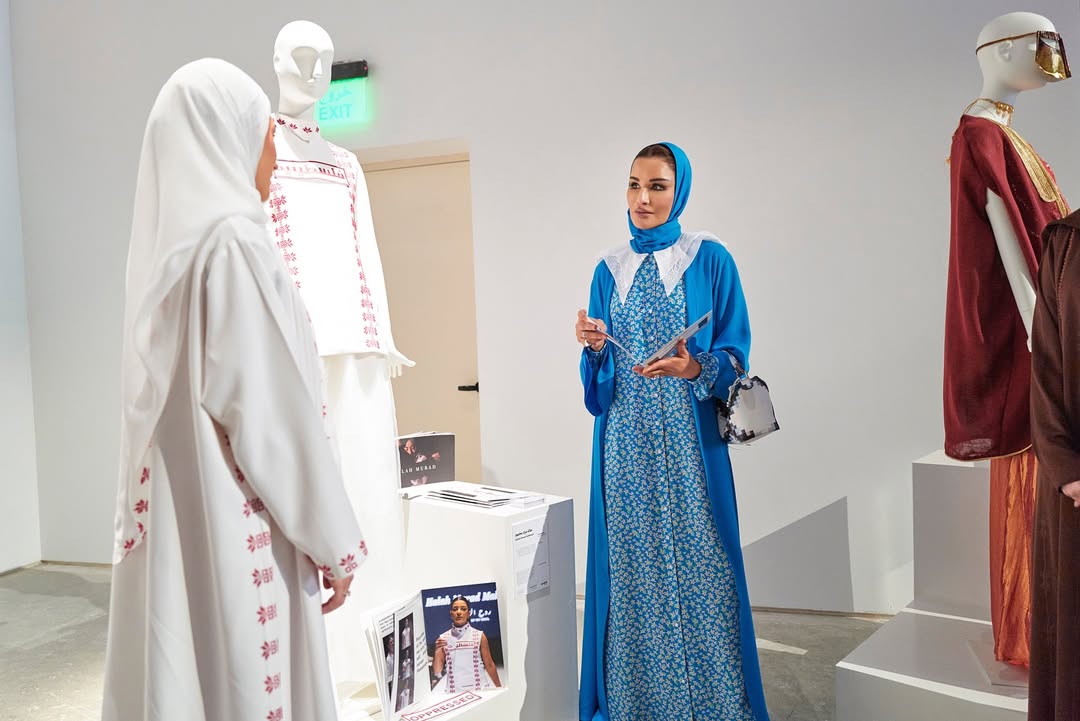 الشيخة موزة بفستان ازرق من  تصميم أوليانا سيرجينكو (انستغرام)