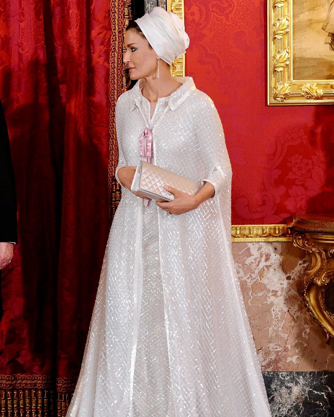 الشيخة موزة بإطلالة من توقيع شانيل (انستغرام)