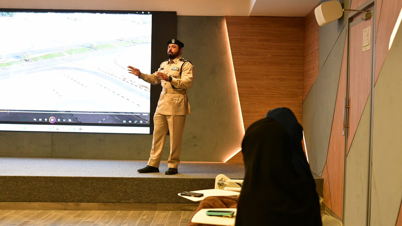 الطيران المدني بالشارقة تعزز وعي موظفيها بالسلامة المرورية