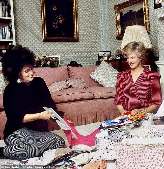 المصممة البريطانية إليزابيث إيمانويل تستذكر لحظاتها مع الليدي ديانا (إنستغرام)