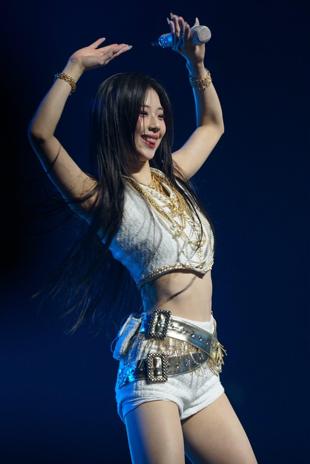 يُسلِّم يُسلِّم