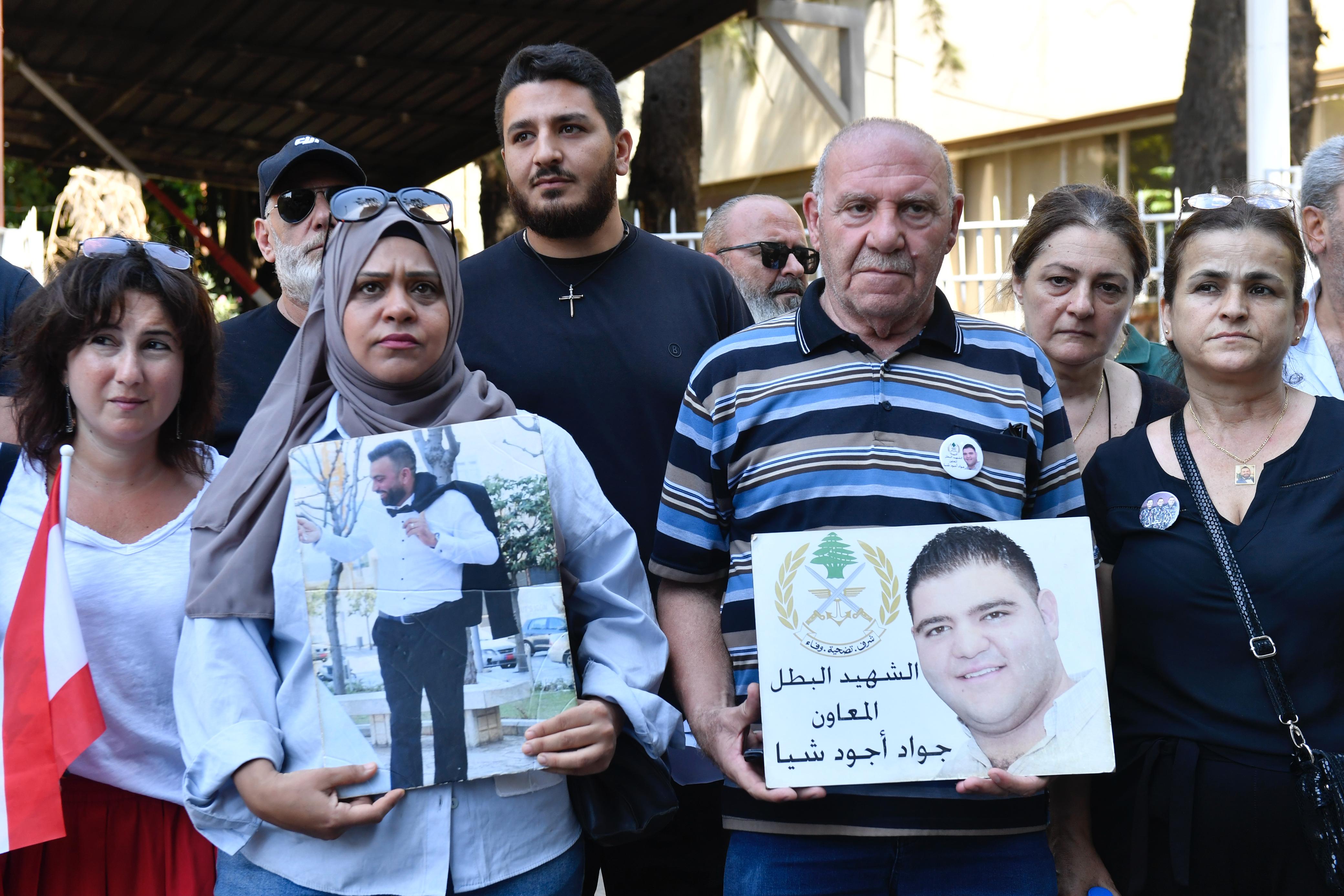  عدد من أهالي الضحايا أمام قصر العدل (حسام شبارو).