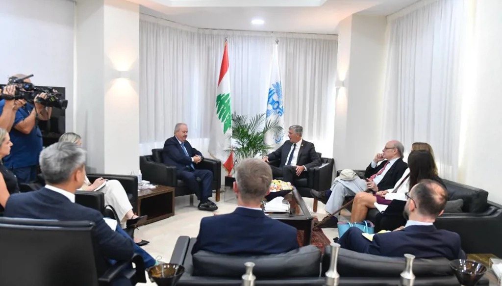 وزير المال ياسين جابر خلال اجتماعه مع وفد الكونغرس الأميركي برئاسة دارين لحود والسفيرة ليزا جونسون أمس.