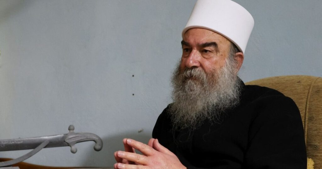 حكمت الهجري.. زعيم درزي يتصدر مشهد الأزمة في السويداء