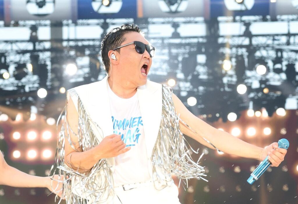 PSY قيد التحقيق لتلقي المخدرات دون مشاورات شخصية