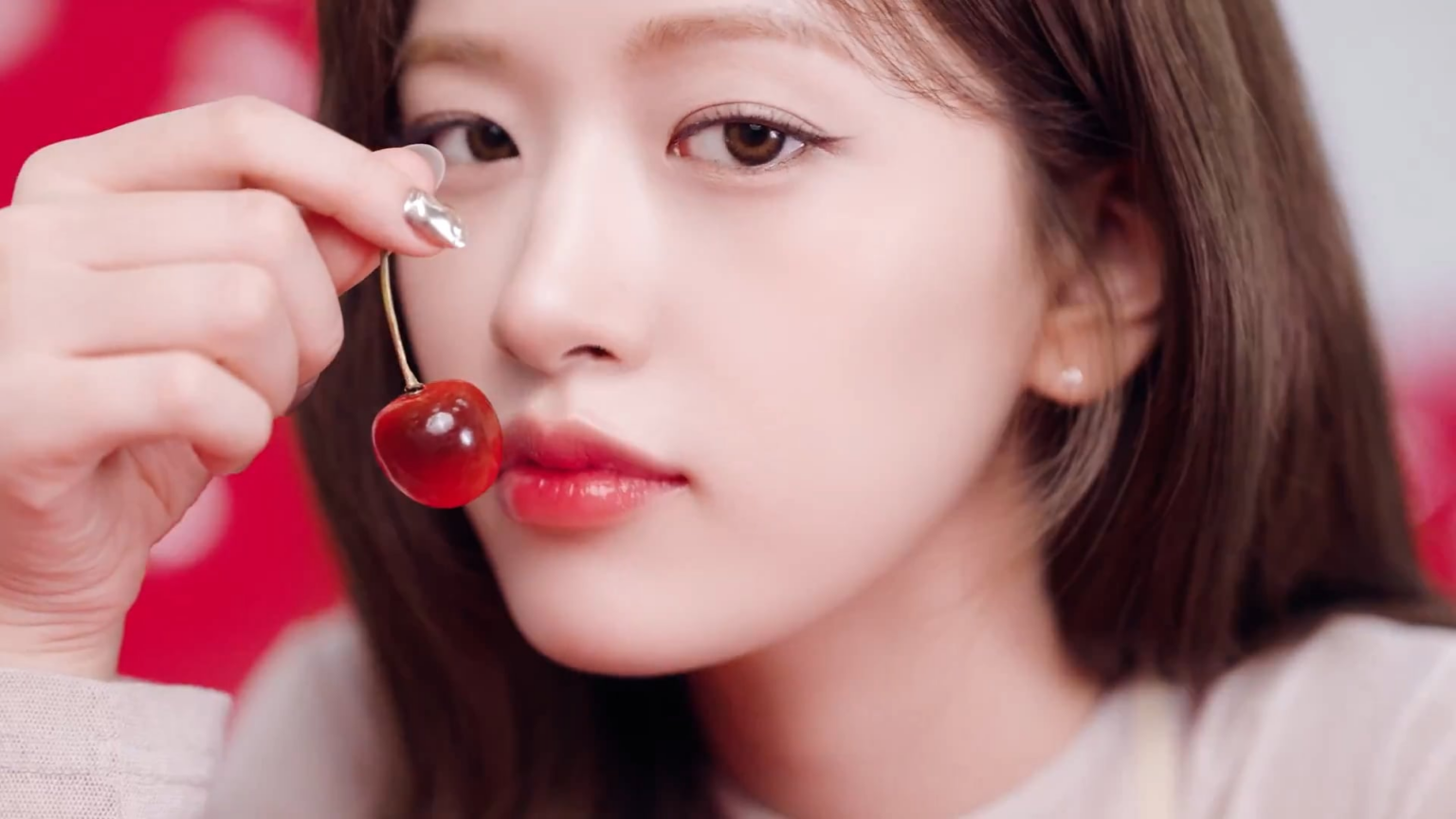 250824 Yujin - المزيج المثالي: Yujin X Clio هو دائمًا الكرز في الأعلى 🍒 (Clio Crystal Glam Tint 28 Dry Cherry CF)