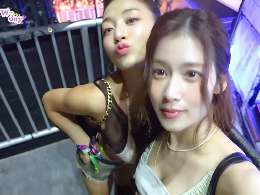 250821 - Jihyo و Sana تبدو جميلة جدًا