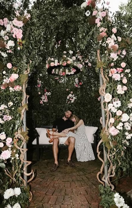 صور خطوبة تايلور سويفت وترافيس كيلسي (انستغرام)