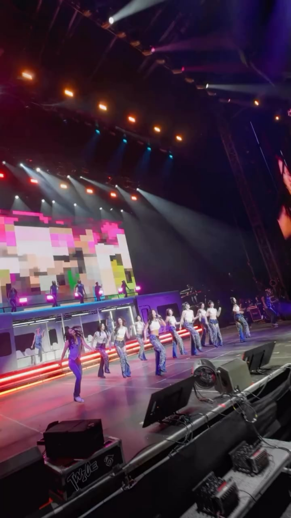 250803 Lollapalooza على Instagram: "TwicePalooza 💞 🎥transition_ninja aliveco"