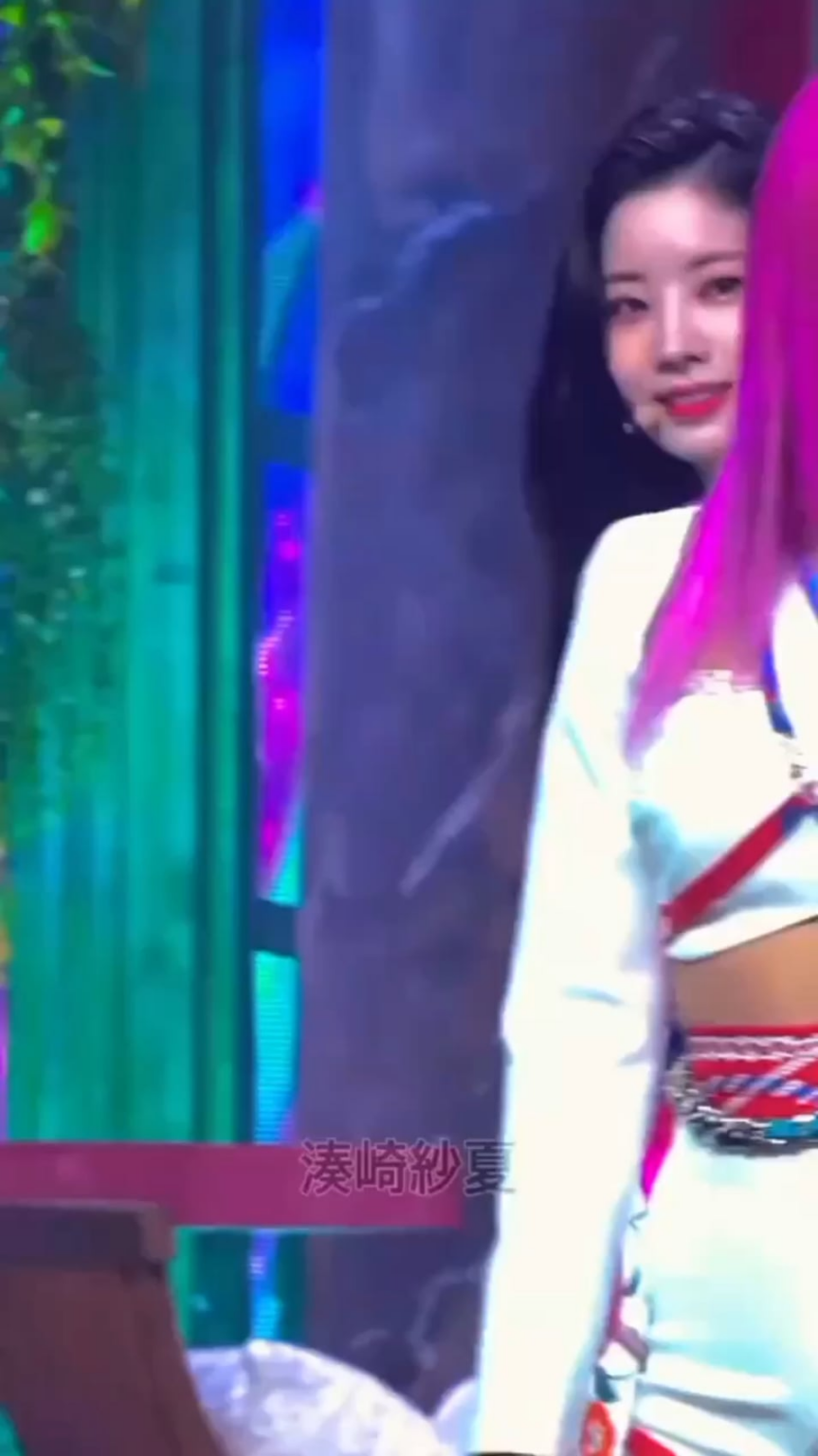 يستمر مقطع الفيديو الخاص بـ Dahyun في الظهور في ذهني من وقت لآخر. أردت فقط مشاركتها هنا