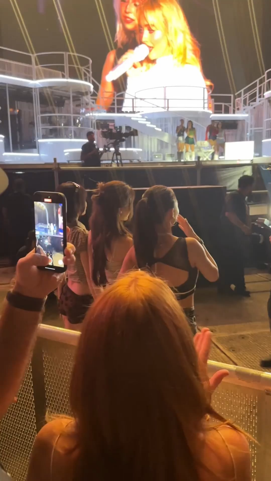 250804 تحديث Godmitzu Twitter - كان Momo و Sana و Jihyo متحمسون للغاية لاستقبال أصفاد Sabrina Carpenter ، كان Momo يتنقل حرفيًا ويدور حولهم 😭