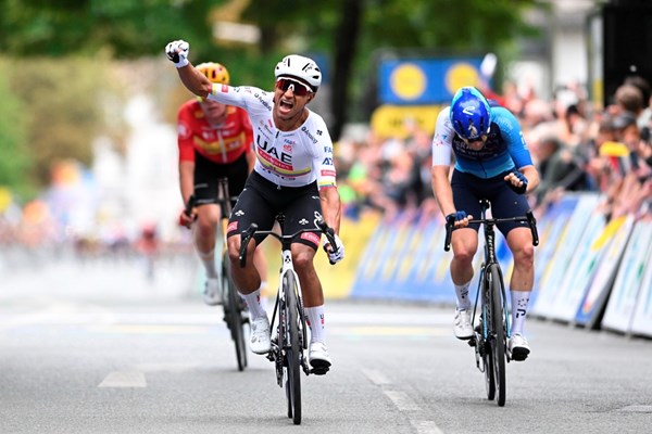 «الإمارات للدراجات» يتألق في طوافي «ليدل» و«رينيوي»