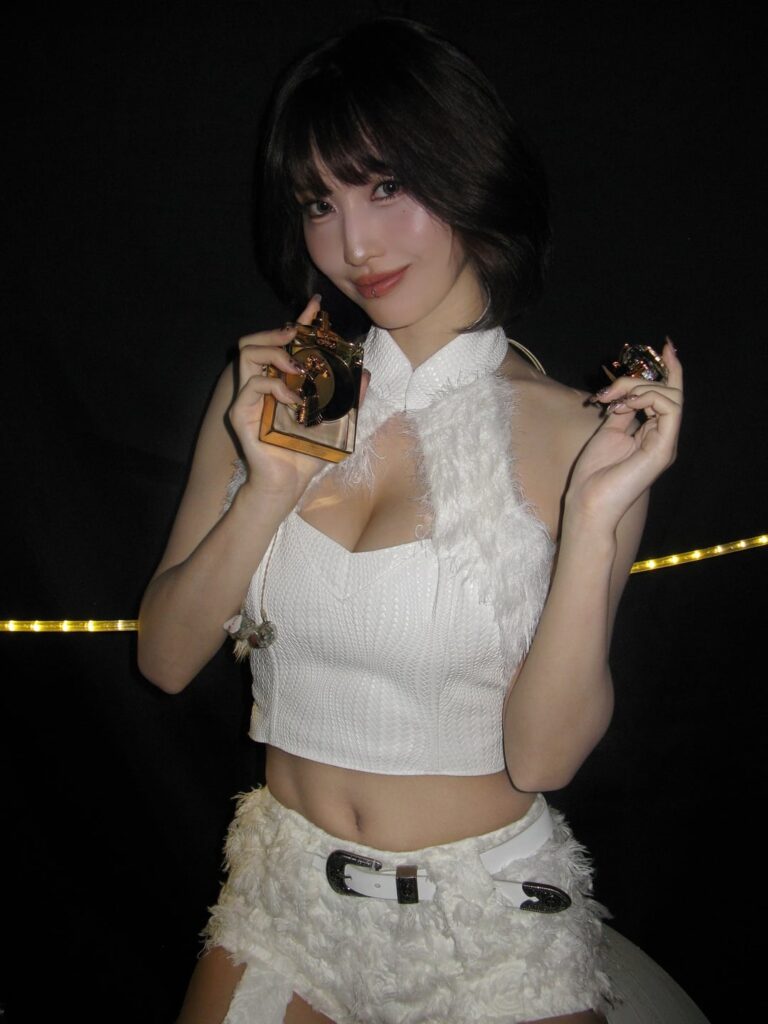 250807 Momo Instagram Update - "Stage Ready with Ariadna✨ بالنسبة لي إنه أكثر من مجرد عطر ، إنه رافع مزاجي وداعم للثقة!