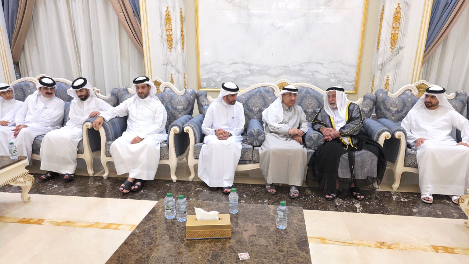 حاكم الشارقة والشيوخ يقدمون واجب العزاء بوفاة الشيخة ردن بنت خالد