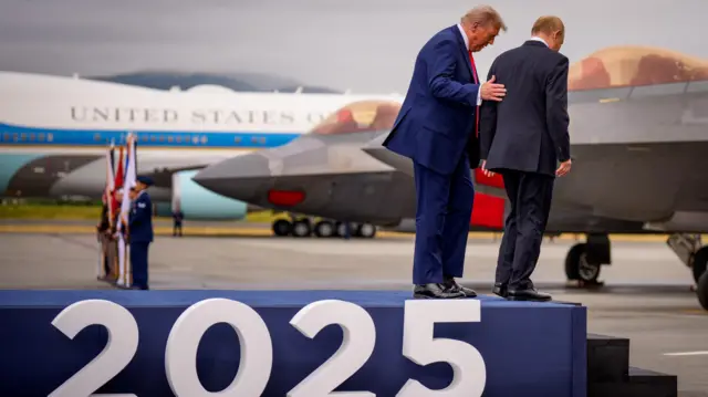 استقبال الرئيس الأمريكي دونالد ترامب لنظيره الروسي فلاديمير بوتين في ألاسكا.