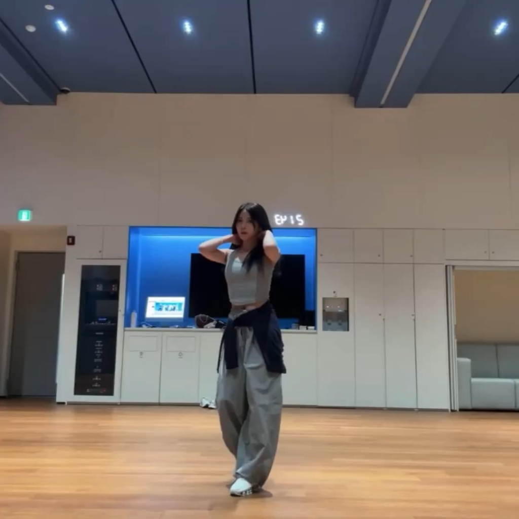 250824 - Nmixx Youtube Live: Kyujin يرقص إلى "هذا هو" من قبل مرتين