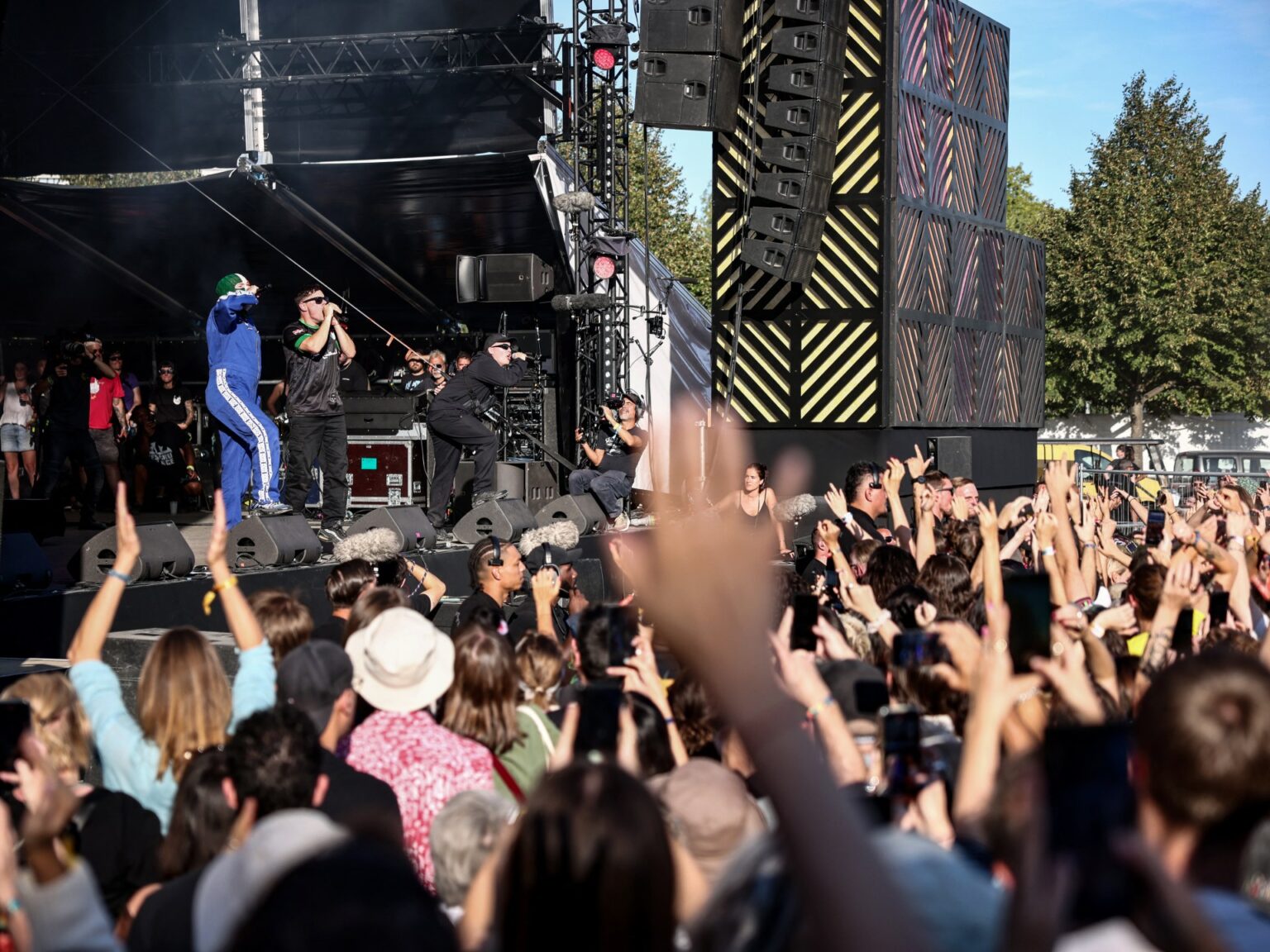 شاهد: “فلسطين حرة” .. فرقة غنائية تتحدى الحكومة الفرنسية في مهرجان بباريس