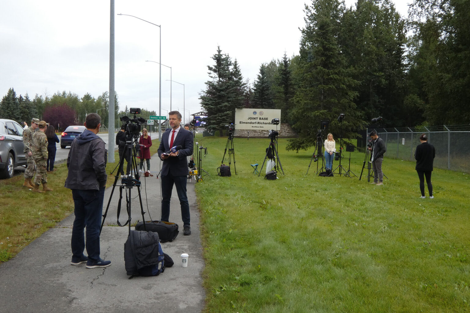 ما قصة الوثائق الحكومية في فندق بألاسكا بعد قمة ترامب وبوتين؟ | سياسة